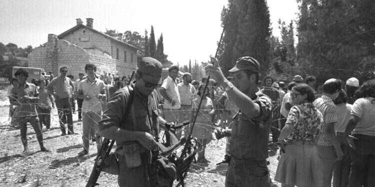 עיתנוונת השמאל האישמה את צה"ל בשיתוף פעולה עם הימין הדתי. חיילים בסבסטיה, קיץ 1974. צילום: יעקב סער, לע"מ