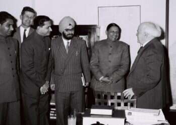 מתוך מדינות רבות שקמו בשנות הארבעים, רק הודו וישראל נשארו דמוקרטיות. דוד בן־גוריון נפגש עם בכירים מהודו, 1960. צילום: פריץ כהן, לע"מ