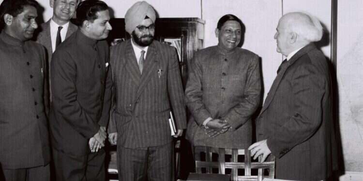 מתוך מדינות רבות שקמו בשנות הארבעים, רק הודו וישראל נשארו דמוקרטיות. דוד בן־גוריון נפגש עם בכירים מהודו, 1960. צילום: פריץ כהן, לע מתוך מדינות רבות שקמו בשנות הארבעים, רק הודו וישראל נשארו דמוקרטיות. דוד בן־גוריון נפגש עם בכירים מהודו, 1960. צילום: פריץ כהן, לע"מ