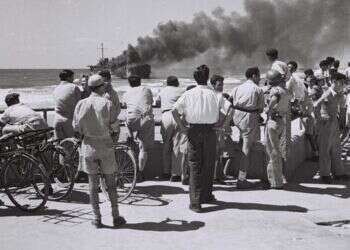 "כל הפרשה מסופרת עד היום דרך עיני הימין". אלטלנה עולה בלהבות מול חופי תל אביב. צילום: לע"מ