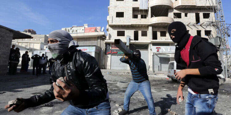 פורעים ערבים זורקים אבנים בשכונת שועפאט בירושלים. צילום: סילמאן חאדר, פלאש 90 ערבים תועדו תוקפים יהודי בירושלים – המשטרה סגרה את התיק