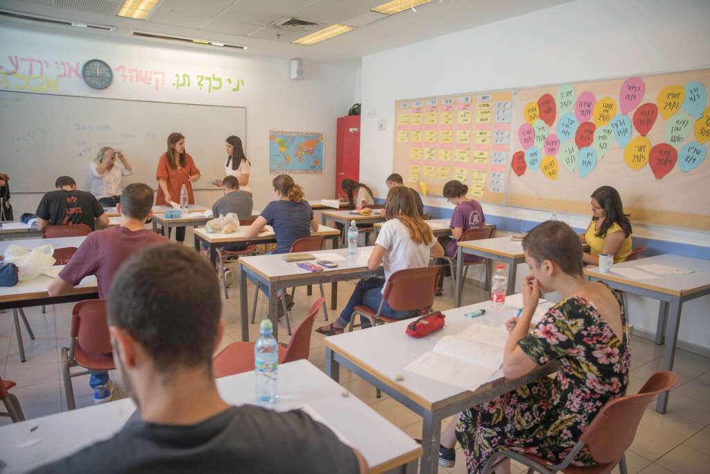 תלמידי תיכון. למצולמים אין קשר לכתבה. צילום: נעם רבקין פנטון, פלאש 90 תלמידי תיכון. למצולמים אין קשר לכתבה. צילום: נעם רבקין פנטון, פלאש 90
