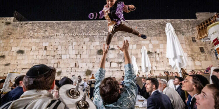 הקפות שניות בכותל, 2022. צילום: יונתן זינדל, פלאש 90