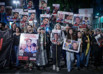 תשעה תלמידים ושתי מורות נחטפו, אחת נרצחה בשבי. הפגנה למען שחרור החטופים. צילום: אבשלום ששוני, פלאש 90