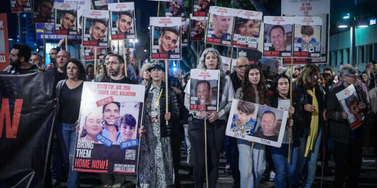 תשעה תלמידים ושתי מורות נחטפו, אחת נרצחה בשבי. הפגנה למען שחרור החטופים. צילום: אבשלום ששוני, פלאש 90 תשעה תלמידים ושתי מורות נחטפו, אחת נרצחה בשבי. הפגנה למען שחרור החטופים. צילום: אבשלום ששוני, פלאש 90