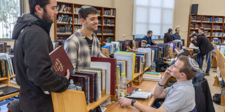 תלמידים בישיבת ההסדר ירוחם. צילום: יוסי אלוני, פלאש 90 רבים מהדתיים הליברליים בעד ביטול ישיבות ההסדר. תלמידים בישיבת ההסדר ירוחם. צילום: יוסי אלוני, פלאש 90
