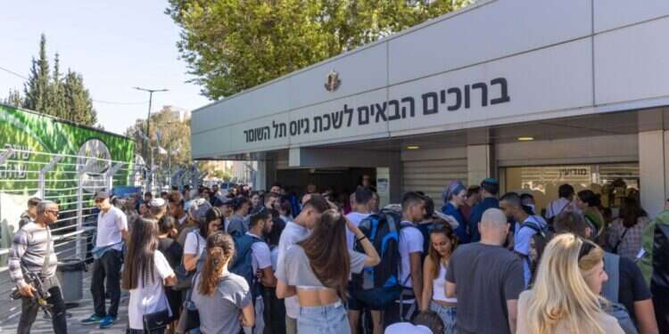 "מי שאומר שהוא לא מפחד – משקר, אבל יש לנו מדינה אחת": עם המתגייסים בבקו"ם