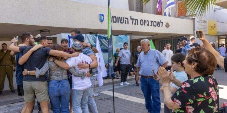 "מי שאומר שהוא לא מפחד – משקר, אבל יש לנו מדינה אחת": עם המתגייסים בבקו"ם