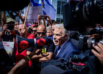 מה שהיה הוא שיהיה. לפיד בין המפגינים. צילום: אבשלום ששוני, פלאש 90