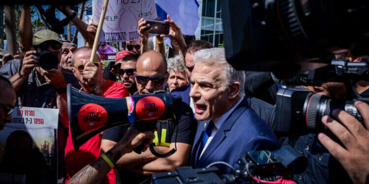 מה שהיה הוא שיהיה. לפיד בין המפגינים. צילום: אבשלום ששוני, פלאש 90