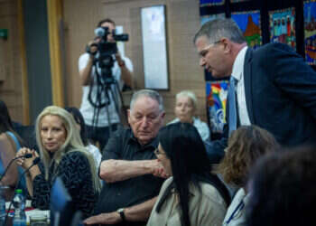 יו"ר ארגון המורים רן ארז (במרכז) עם שר החינוך יואב קיש בכנסת, בחודש יוני. צילום: יונתן זינדל, פלאש 90