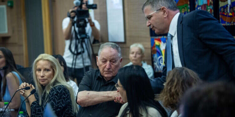 יו"ר ארגון המורים רן ארז (במרכז) עם שר החינוך יואב קיש בכנסת, בחודש יוני. צילום: יונתן זינדל, פלאש 90