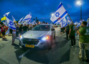 "העירו ילדים קטנים": חיפוש לילי בבית השוטר שעצר מפגינים בקיסריה