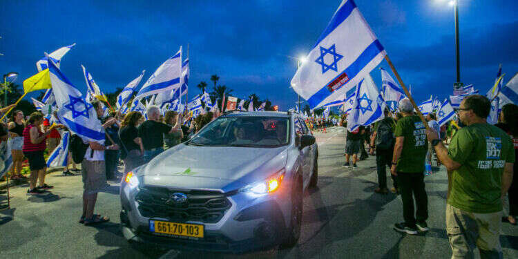 "העירו ילדים קטנים": חיפוש לילי בבית השוטר שעצר מפגינים בקיסריה