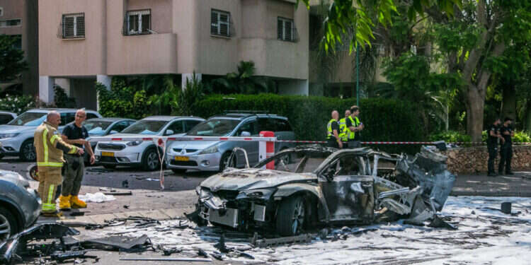 פיצוץ רכב בהרצליה, לפני כחודשיים. למצולמים אין קשר לכתבה. צילום: פלאש 90 לילה לא שקט: פיצוצי רכבים אירעו בשני מוקדים שונים בארץ