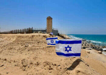 דגלי ישראל בציר פילדלפי. צילום: אורן כהן, פלאש 90