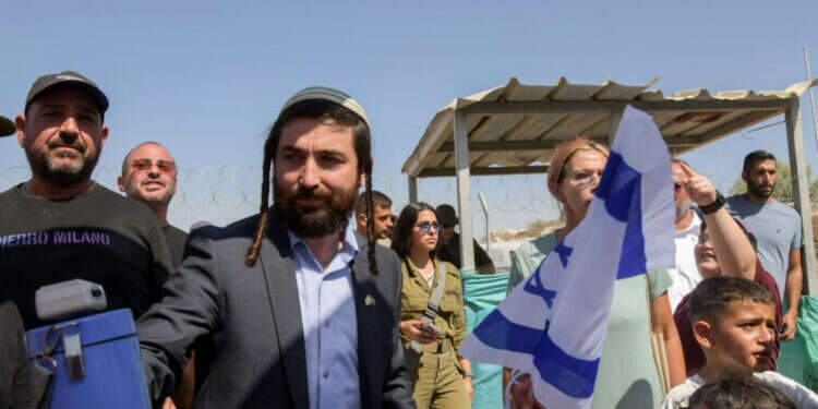 ח"כ צבי סוכות בבסיס שדה־תימן, ביום שני. צילום: דודו גרינשפן, פלאש 90