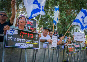 ההפגנה מחוץ לבית הדין הצבאי בבית ליד, היום. צילום: פלאש 90 "העובדה ששוקלים להשתמש במחבל כעד – מוכיחה שהמערכת איבדה את זה לחלוטין"