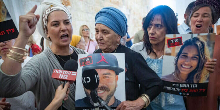 משפחות שכולות במחאה סמוך לבית המשפט העליון. למצולמים אין קשר לכתבה. צילום: יהונתן זינדל / פלאש 90 במקום לברוח מהאולם – השופטים צריכים להקשיב