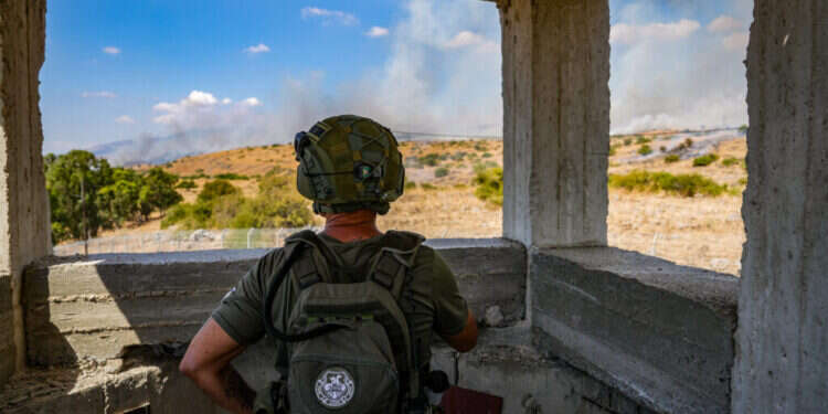 אש בגבול לבנון. עמדת שמירה ליד קיבוץ שמיר, אתמול. צילום: אייל מרגולין - פלאש 90 סוף למחדל: צריך לחשוף את הסופר-פוזיציה של לבנון