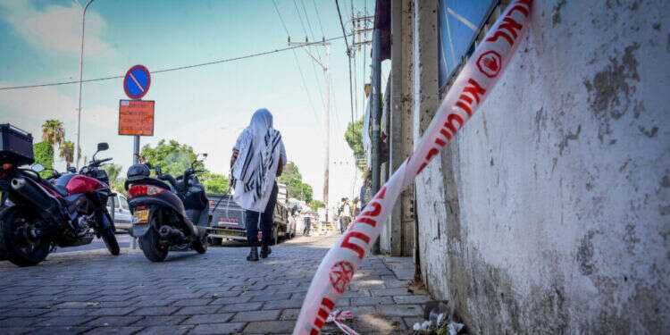 זירת הפיצוץ בתל אביב, בבוקר שאחרי. צילום: אבשלום ששוני, פלאש 90 יומיים אחרי: אף נציג רשמי בכיר לא ביקר במקום הפיגוע בת"א