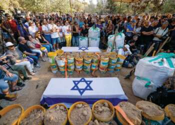 הלוווייתו של אברהם מונדר ז"ל, שגופתו חולצה מעזה, השבוע בניר־עוז. צילום: חיים גולדברג,פלאש 90