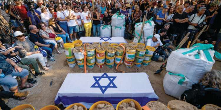 הלוווייתו של אברהם מונדר ז"ל, שגופתו חולצה מעזה, השבוע בניר־עוז. צילום: חיים גולדברג,פלאש 90