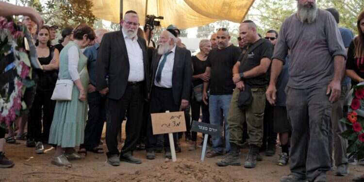 הלוויית יורם מצגר הי "לכי, הילדים מחכים לך": יורם מצגר, שנרצח בשבי, נטמן בקיבוצו ניר עוז