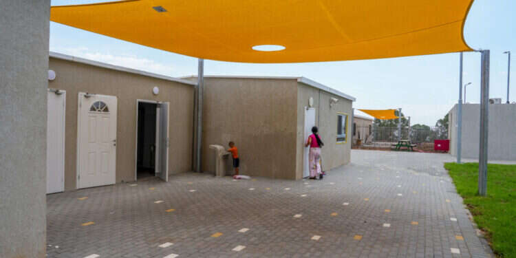 כיתות לימוד באליפלט עבור ילדים מפונים מכפר־בלום. צילום: איל מרגולין - פלאש 90 "ילדים לא צריכים לנסוע לכיתה 40 דקות תחת יירוטים"