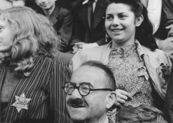 בזמן ההרצאות של בק בגטו "שכחת שאת קופאת, רעבה, ועומדת בעליית גג קרה כקרח". אסירים בגטו טרייזנשטט. מתוך סרט תעמולה נאצי על גטו טרזיינשטט. גרמניה, 1944