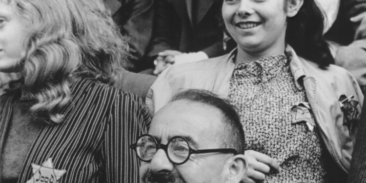 בזמן ההרצאות של בק בגטו בזמן ההרצאות של בק בגטו "שכחת שאת קופאת, רעבה, ועומדת בעליית גג קרה כקרח". אסירים בגטו טרייזנשטט. מתוך סרט תעמולה נאצי על גטו טרזיינשטט. גרמניה, 1944