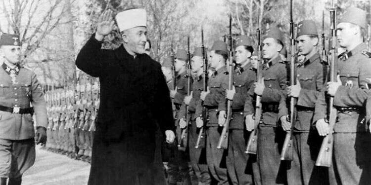 המופתי הירושלמי חאג' אמין אל־חוסייני עם מתנדבים בוסנים לוואפן אס־אס, 1941. צילום: גטי אימג'ס המופתי הירושלמי חאג' אמין אל־חוסייני עם מתנדבים בוסנים לוואפן אס־אס, 1941. צילום: גטי אימג'ס