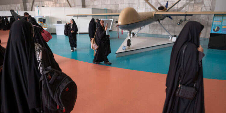 שאיפה מקבילה לפגיעה ביכולות איראן. תערוכת החלל של משמרות המהפכה בטהרן, 11 באוקטובר 2023. צילום: גטי אימג'ס שאיפה מקבילה לפגיעה ביכולות איראן. תערוכת החלל של משמרות המהפכה בטהרן, 11 באוקטובר 2023. צילום: גטי אימג'ס