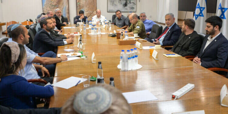 ראש הממשלה בנימין נתניהו בפגישה עם ראשי הרשויות של יהודה ושומרון בקריה בתל אביב. צילום: מעיין טואף / לע״מ נתניהו לראשי רשויות ביו"ש: פועלים לבלום את העיצומים על ההתיישבות
