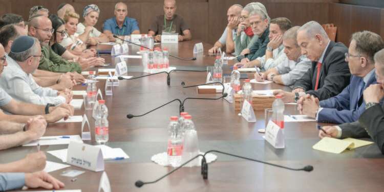 נתניהו בפגישה עם ראשי פורום התקווה ופורום הגבורה, השבוע. צילום: מעיין טואף, לע"מ