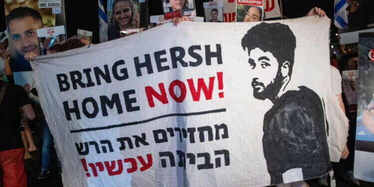 מחאת משפחות החטופים בירושלים. צילום: אורן בן חקון "ג'ון, אבא של הירש פולין, ביקש שנדבר על החטופים"