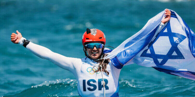 השייטת שרון קנטור, לאחר זכייתה במדליה, היום. צילום: World Sailing סוף שבוע היסטורי בפריז: 4 מדליות לישראל – כולל אחת מזהב