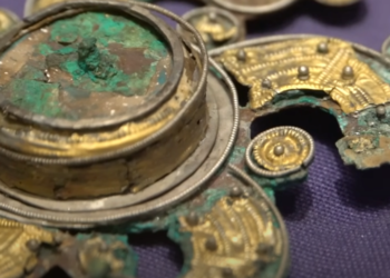 אוצרות ויקינגיים, אילוסטרציה. צילום מסך מיוטיוב בן 22 חמוש בגלאי מתכות מצא אוצרות ויקינגיים נדירים