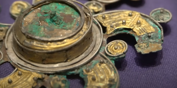 אוצרות ויקינגיים, אילוסטרציה. צילום מסך מיוטיוב בן 22 חמוש בגלאי מתכות מצא אוצרות ויקינגיים נדירים