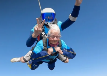"קצת מפחיד": בת 102 חגגה יום הולדת בקפיצה ממטוס