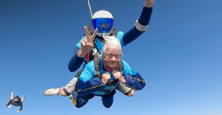 "קצת מפחיד": בת 102 חגגה יום הולדת בקפיצה ממטוס