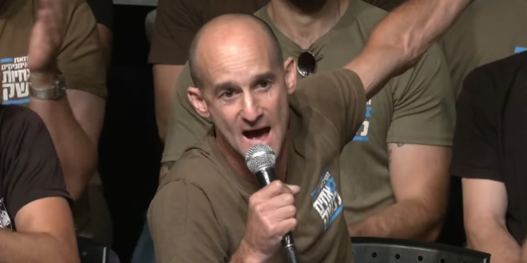 רון שרף. צילום מסך מיוטיוב סערת רון שרף: צה"ל יבדוק את המשך שירות המילואים של פעיל המחאה