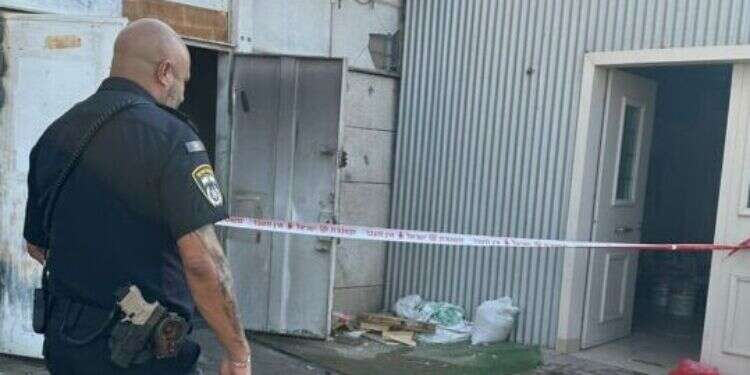 שווטר בזירת האירוע באילת. צילום: דוברות המשטרה טרגדיה בדרום: אדם נמצא שרוף בבית עסק באילת