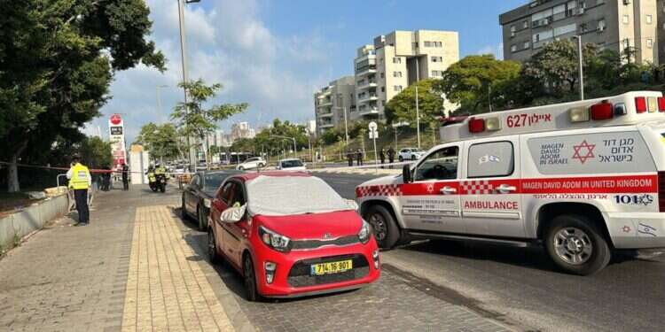 זירת הפיגוע בחולון. צילום: תיעוד מבצעי מד מסע דקירות ברחבי העיר: 2 נרצחים בפיגוע בחולון