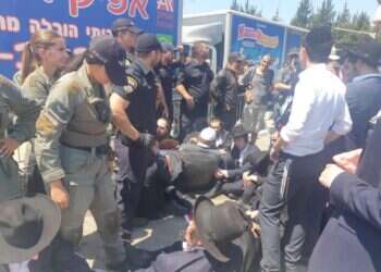 חרדים נגד חרדים: 3 עצורים בהפגנה אלימה מול לשכת הגיוס