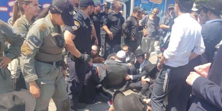 הפגנה נגד הגיוס, קריית אונו, היום. צילום: אלינור פבריקר חרדים נגד חרדים: 3 עצורים בהפגנה אלימה מול לשכת הגיוס