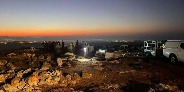 פינוי גבעה, אילוסטרציה. צילום: המנהל האזרחי גבעת "צור הראל" בבנימין פונתה, שלושה נערים נעצרו