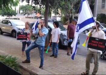 פעילי ימין מפגינים מול בית הפצ מפגינים מול בית הפצ"רית: "עדות מחבל נוח'בה – כמו עדות של אייכמן"