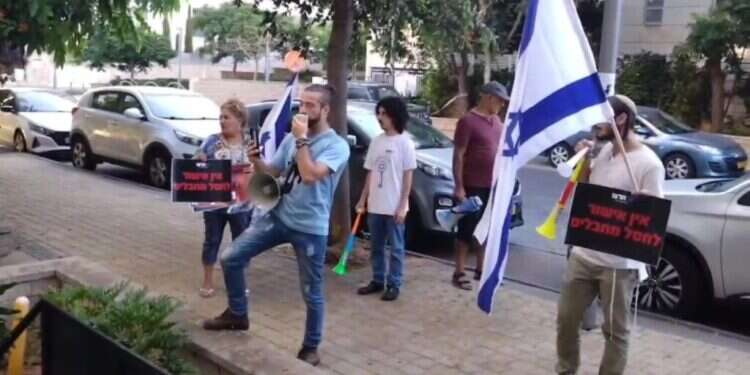 פעילי ימין מפגינים מול בית הפצ מפגינים מול בית הפצ"רית: "עדות מחבל נוח'בה – כמו עדות של אייכמן"