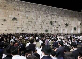 אלפי מתפללים ברחבת הכותל המערבי, הערב. צילום: הקרן למורשת הכותל